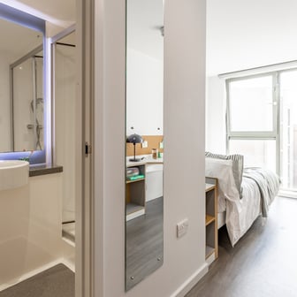 Gold En Suite - Image 6